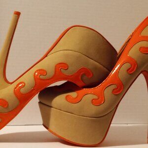 Mascotte Heels